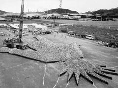 空き缶集合彫刻「ガリバー」の完成