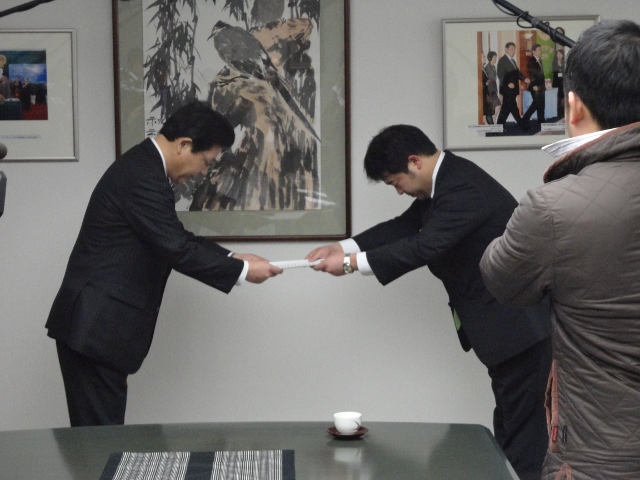 市長訪問(がれき受入提言書)