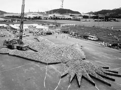 空き缶集合彫刻「ガリバー」の完成